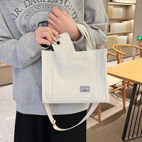 Sac bandoulière carré en velours côtelé
